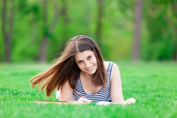 Κορίτσι με το βιβλίο στο πράσινο γρασίδι — Φωτογραφία Αρχείου