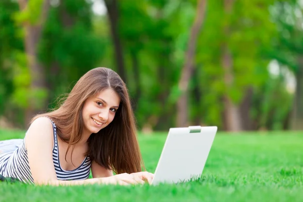 Brunette student meisje met laptopcomputer — Stockfoto