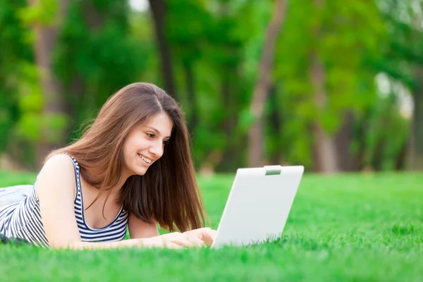 Brunette student meisje met laptopcomputer — Stockfoto