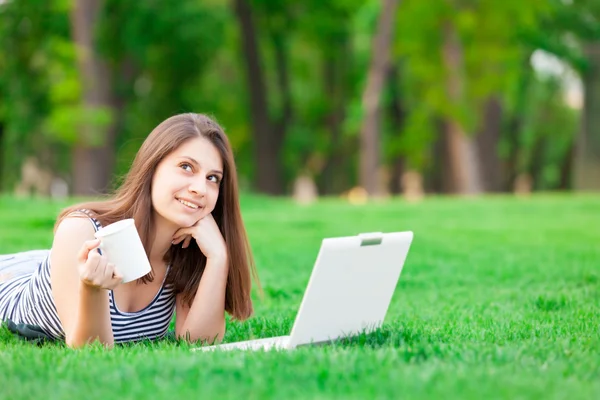 Ragazza con computer portatile e tazza — Foto Stock