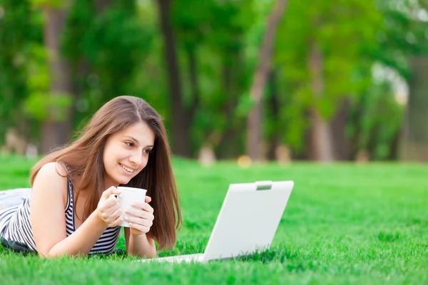 Девушка с ноутбуком и чашкой — стоковое фото