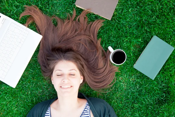 Estudiante chica con ordenador portátil y libros — Foto de Stock