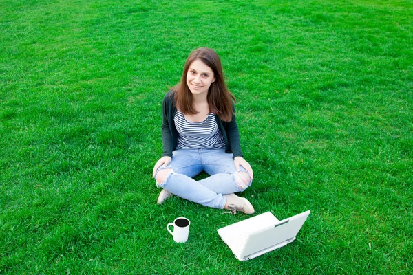 Menina estudante com computador portátil — Fotografia de Stock