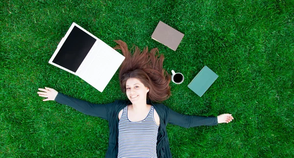 Studente ragazza con computer portatile e libri — Foto Stock