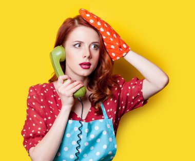 Yeşil telefon ile elbiseli kız