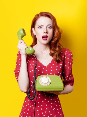 Yeşil telefon ile elbiseli kız