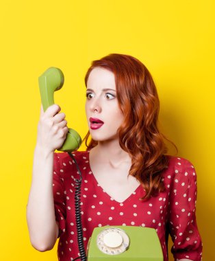 Yeşil telefon ile elbiseli kız