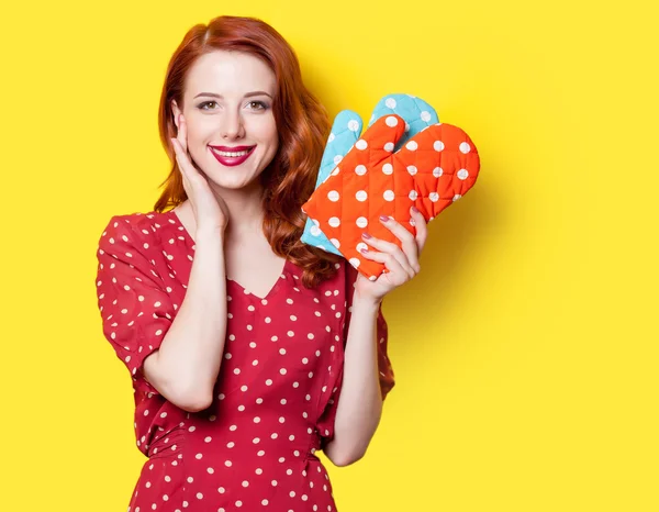 Chica en vestido rojo con manoplas — Foto de Stock