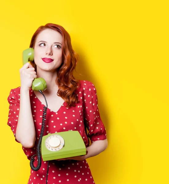 Menina em vestido com telefone mostrador verde — Fotografia de Stock