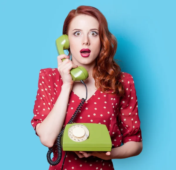 Jente i kjole med grønn telefon – stockfoto
