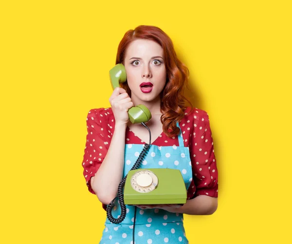 Menina em vestido com telefone mostrador verde — Fotografia de Stock