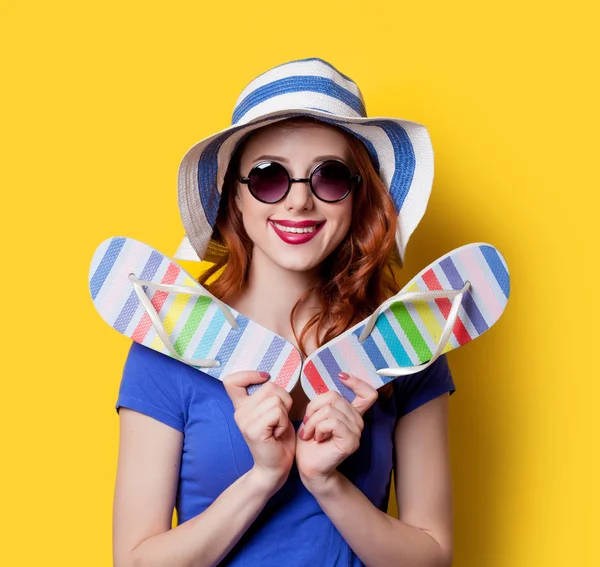 Chica en gafas de sol con chanclas — Foto de Stock