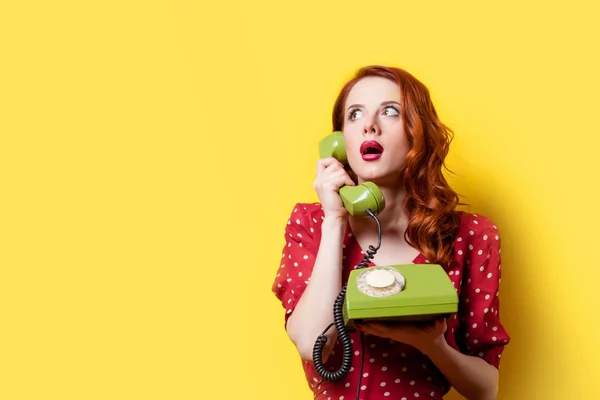 Chica en vestido con teléfono de línea verde —  Fotos de Stock