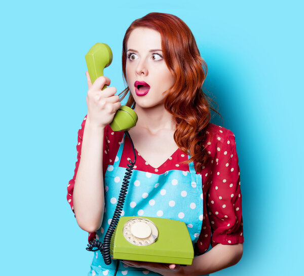 Девушка в платье с зеленым телефоном
