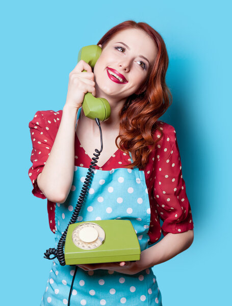Девушка в платье с зеленым телефоном
