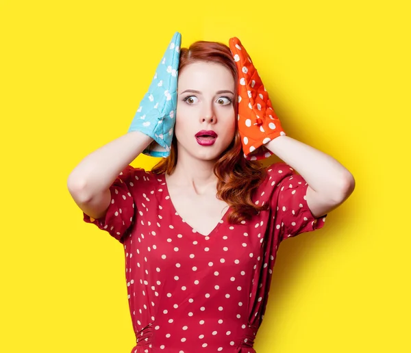 Chica en vestido rojo con manoplas — Foto de Stock