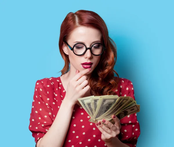 Chica en vestido rojo con dinero — Foto de Stock