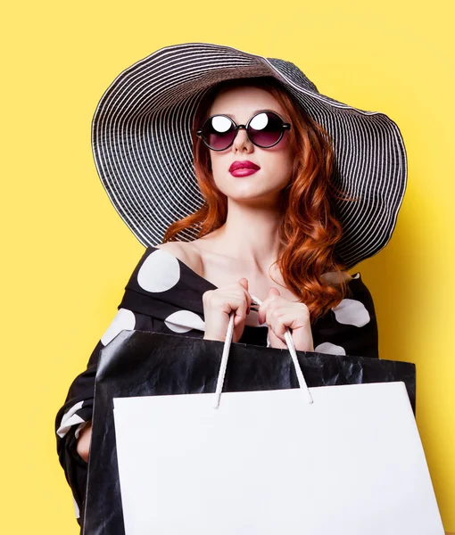 Ragazza in abito e cappello con borse — Foto Stock