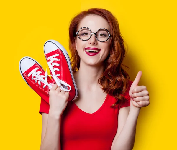 Menina em vestido vermelho com gumshoes — Fotografia de Stock
