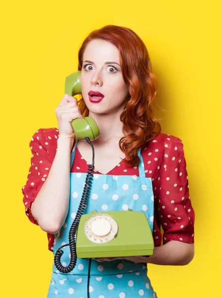 Menina em vestido com telefone mostrador verde — Fotografia de Stock