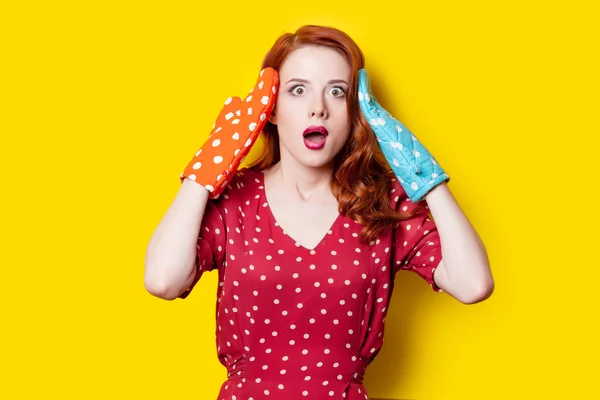 Chica en vestido rojo con manoplas — Foto de Stock