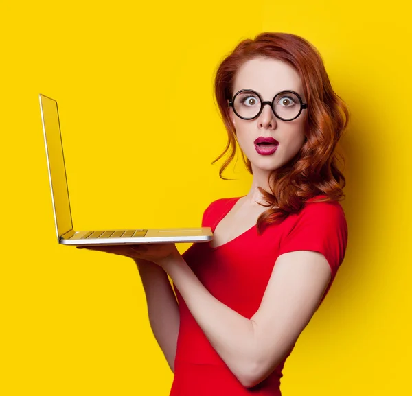 Menina com computador portátil — Fotografia de Stock