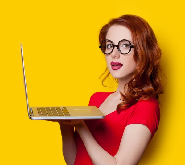 Menina com computador portátil — Fotografia de Stock