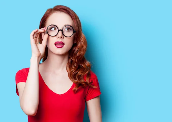 Mädchen im roten Kleid mit Brille — Stockfoto