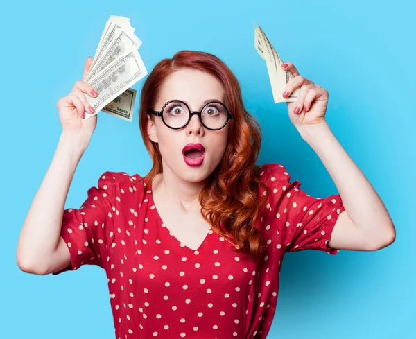 Chica en vestido rojo con dinero — Foto de Stock