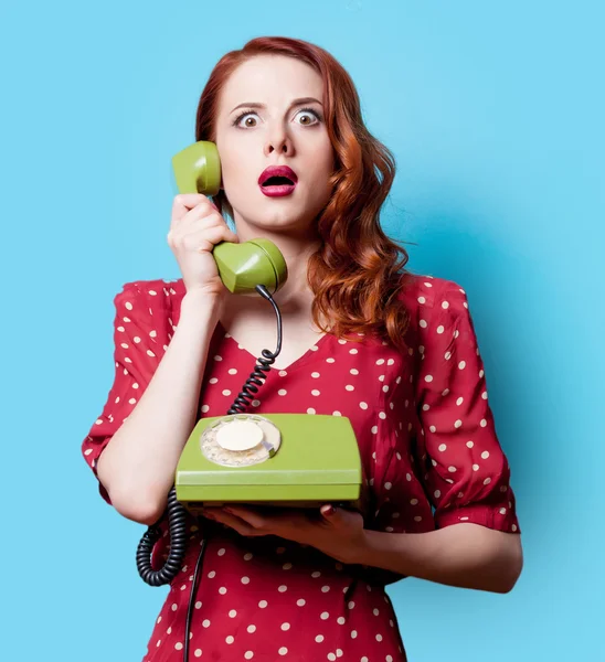 Menina em vestido com telefone mostrador verde — Fotografia de Stock