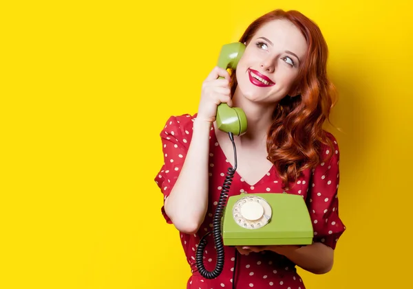 Ragazza in abito con quadrante verde telefono — Foto Stock