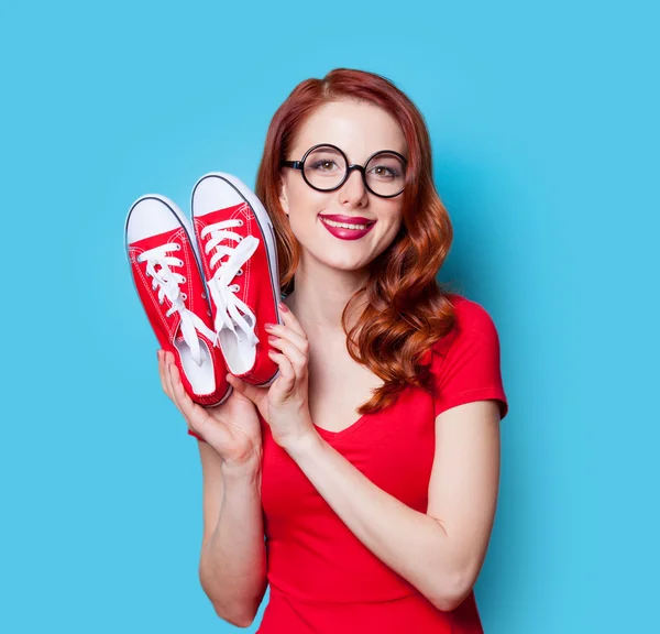 Ragazza in abito rosso con scarpe da ginnastica — Foto Stock
