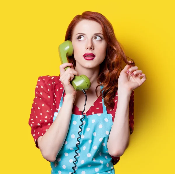 Menina em vestido com telefone mostrador verde — Fotografia de Stock