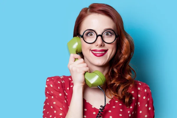 Chica en vestido con teléfono de línea verde — Foto de Stock