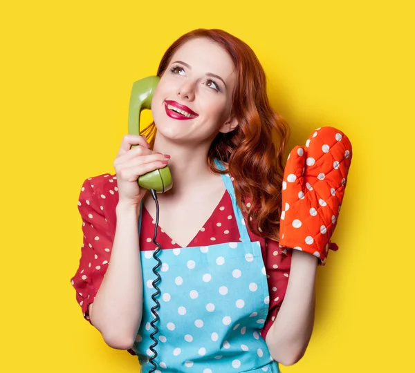 Menina em vestido com telefone mostrador verde — Fotografia de Stock