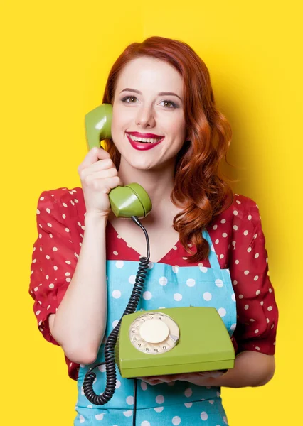 Menina em vestido com telefone mostrador verde — Fotografia de Stock