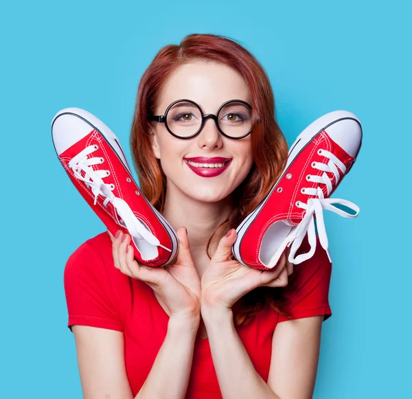 Menina em vestido vermelho com gumshoes — Fotografia de Stock