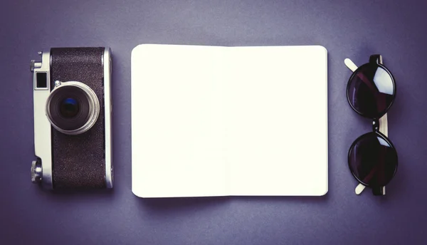 Câmera e notebook clássico com óculos de sol — Fotografia de Stock