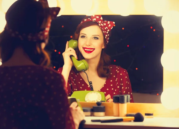 Mulher com telefone de discagem aplicar cosméticos — Fotografia de Stock