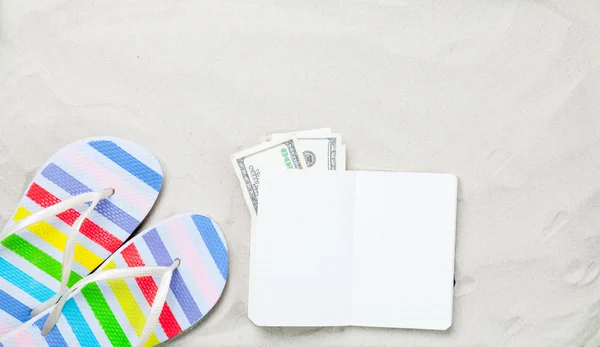 Chanclas de colores con dinero — Foto de Stock