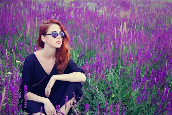Flicka med solglasögon på lavendel fält. — Stockfoto