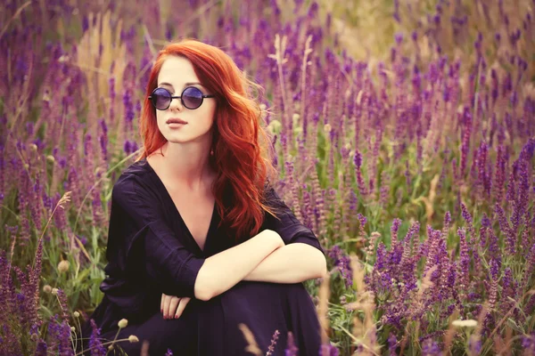 Fille avec des lunettes de soleil sur le champ de lavande . — Photo