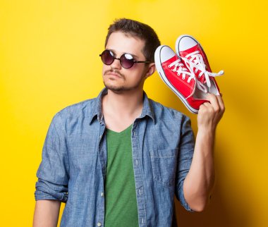 guy in shirt with red gumshoes