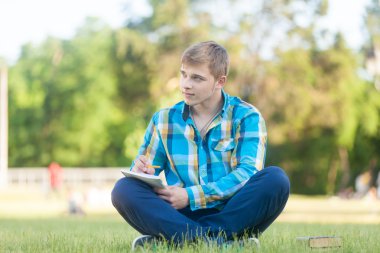 Bir defter ile genç çocuk