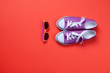 Güneş gözlüğü ve kırmızı lastikbotlar