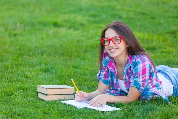 Studentflicka med böcker — Stockfoto