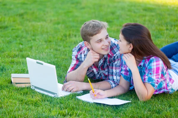 Jonge tiener paar met laptop — Stockfoto