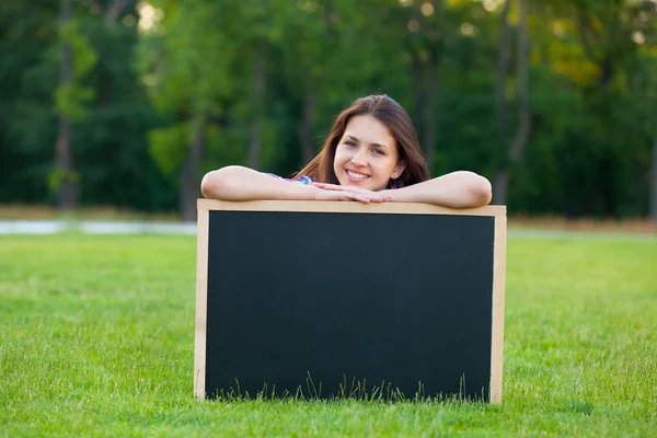 Jong meisje met blackboard — Stockfoto