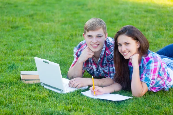 Joven pareja adolescente con portátil — Foto de Stock