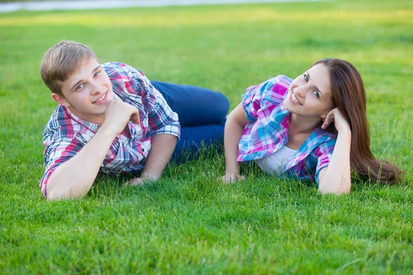 Jovem adolescente casal — Fotografia de Stock